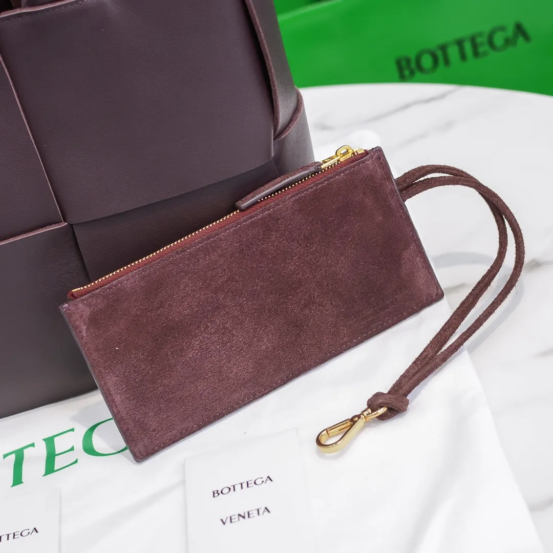 Batch 1860 BottegaVeneta# 🧷Early autumn SLIP tote handbag, the oversized woven design really makes it a huge gap from ordinary tote bags🔗🔗The interior is matched with a leather system ⛓Daniel Lee leads the brand gene to continue to evolve with fresh inspiration🧬🧬 Showing the balance between luxury and reality👉Grape purple Size: 36*24*12【9892#】